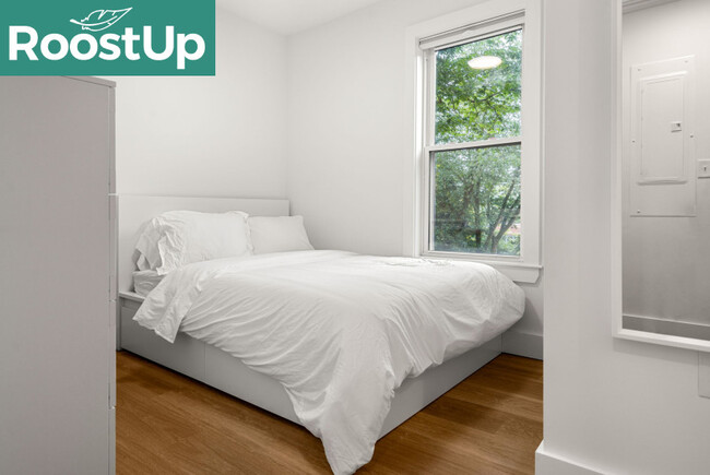 Building Photo - New RoostUp Furnished Private Bedroom with...