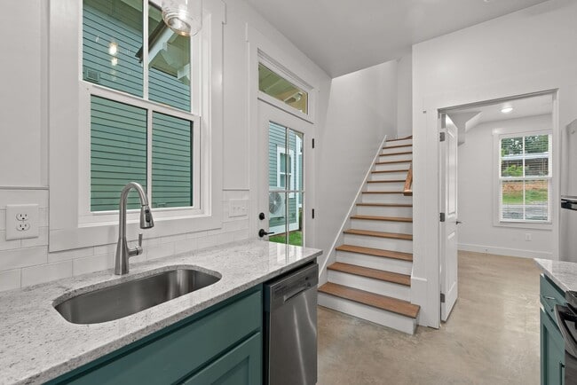 Building Photo - Like New! 2 bedroom 2 bathroom cottage sty...