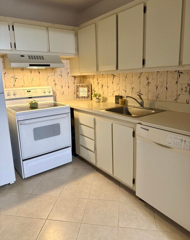 Building Photo - 2100 Springdale Blvd