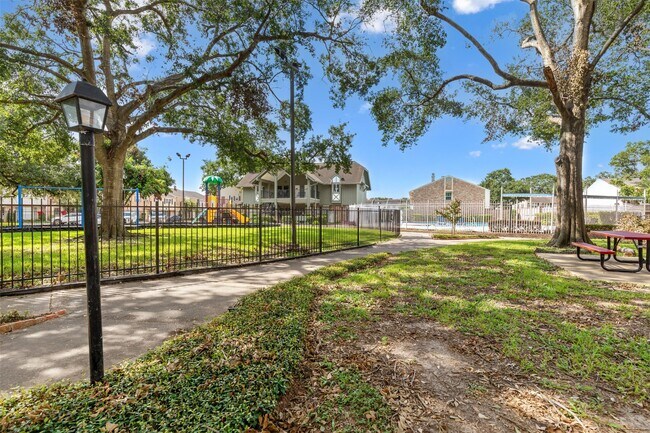 Building Photo - 2107 Lander Ln