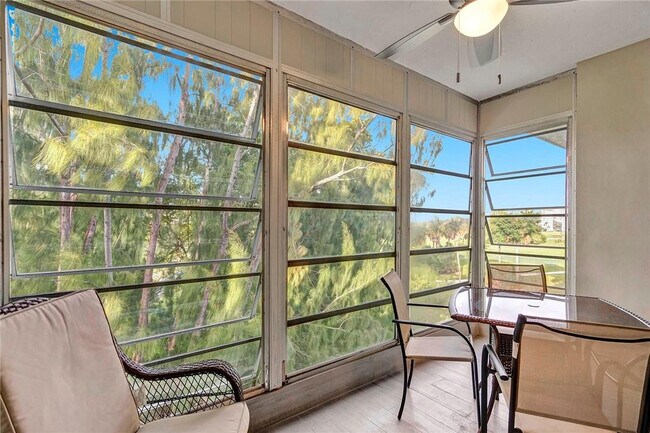 Building Photo - 3051 S Palm Aire Dr