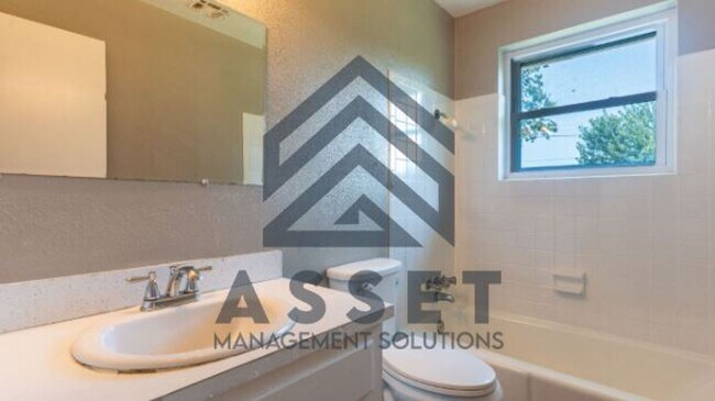 Building Photo - 4 Bedroom Available for Lease & Rent to Own!