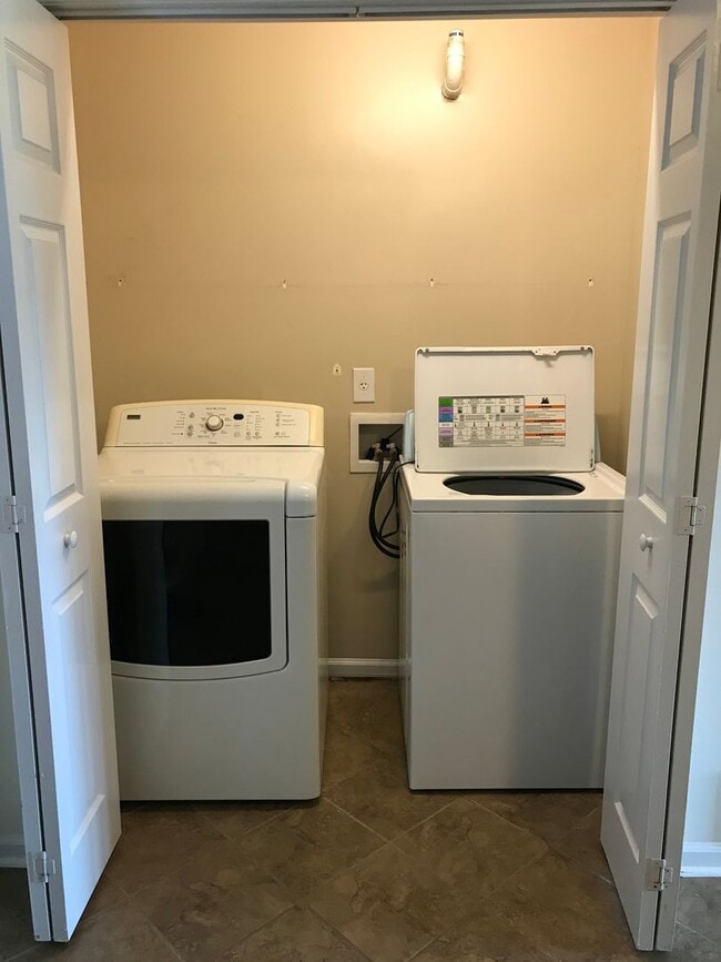 Building Photo - Well Maintained 2 Bedroom 2.5 Bathroom Townhome