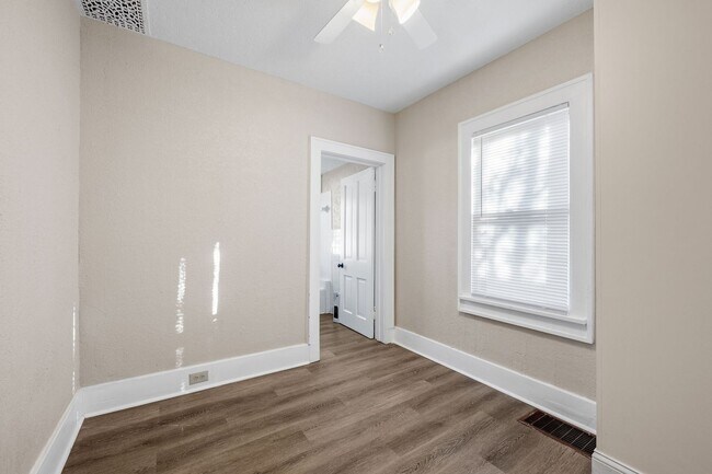 Building Photo - Updated 4-Bedroom 1.5-Bathroom Home in Minneapolis