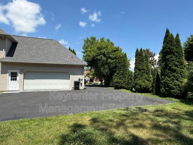 Building Photo - 104 Buckingham Pl