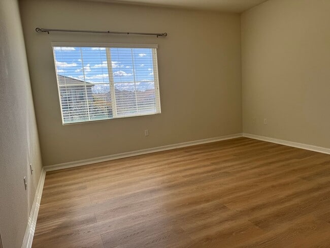 Building Photo - 5 bedroom home in W. Roseville. No carpet!