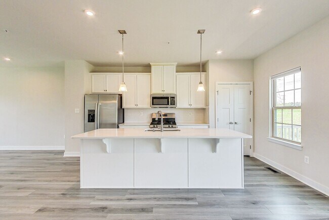 Building Photo - Meticulously Maintained 3 bedroom, 2.5 bat...