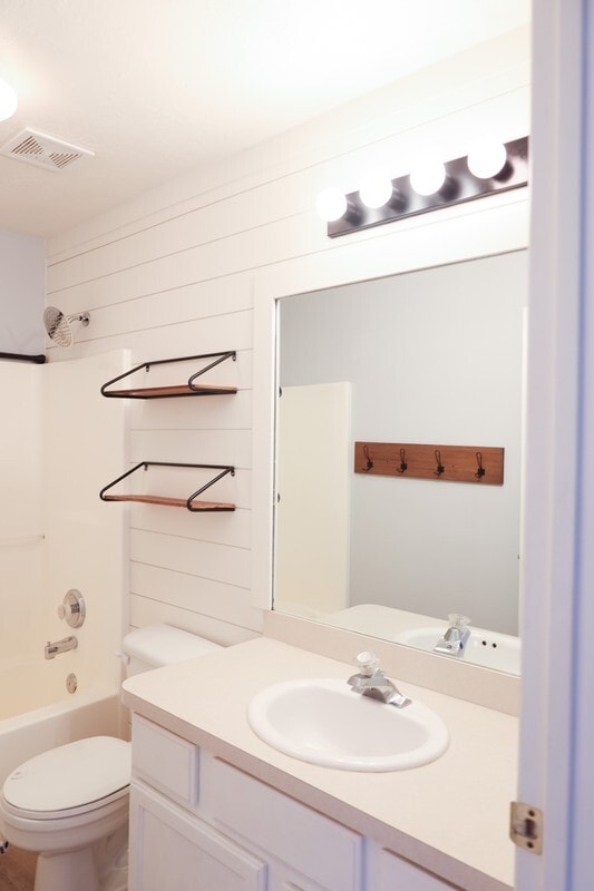 Building Photo - 8116 N Ridge Loop W