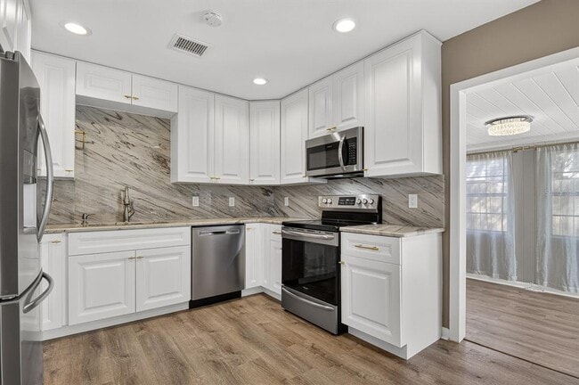 Building Photo - 815 W Lowry Ln