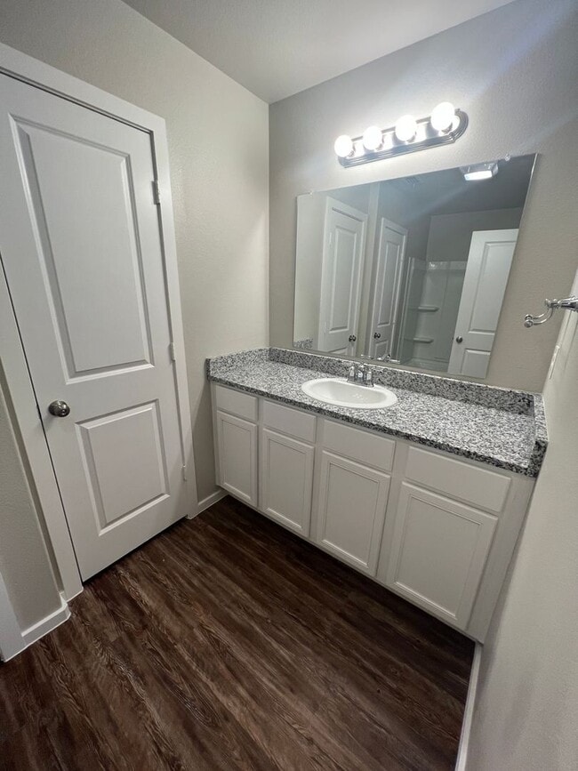 Building Photo - Available NOW! 3/2/1 Town Home