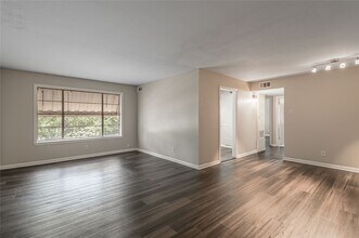 Building Photo - 818 University Ave