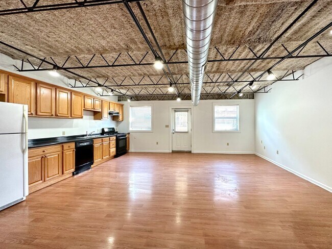 Building Photo - One Bed, One Bath Apartment in the Heart o...