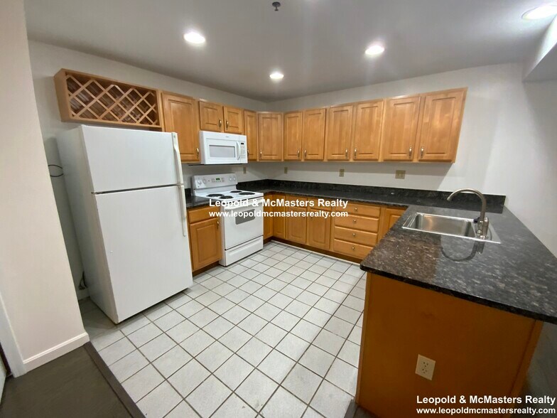 Building Photo - 117 Park Dr