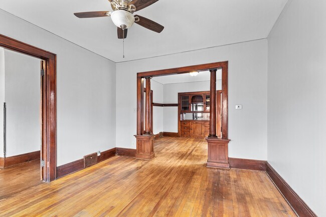 Building Photo - 926 E Locust St