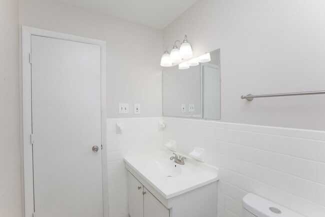 Building Photo - Bright, Updated & Prime Location!