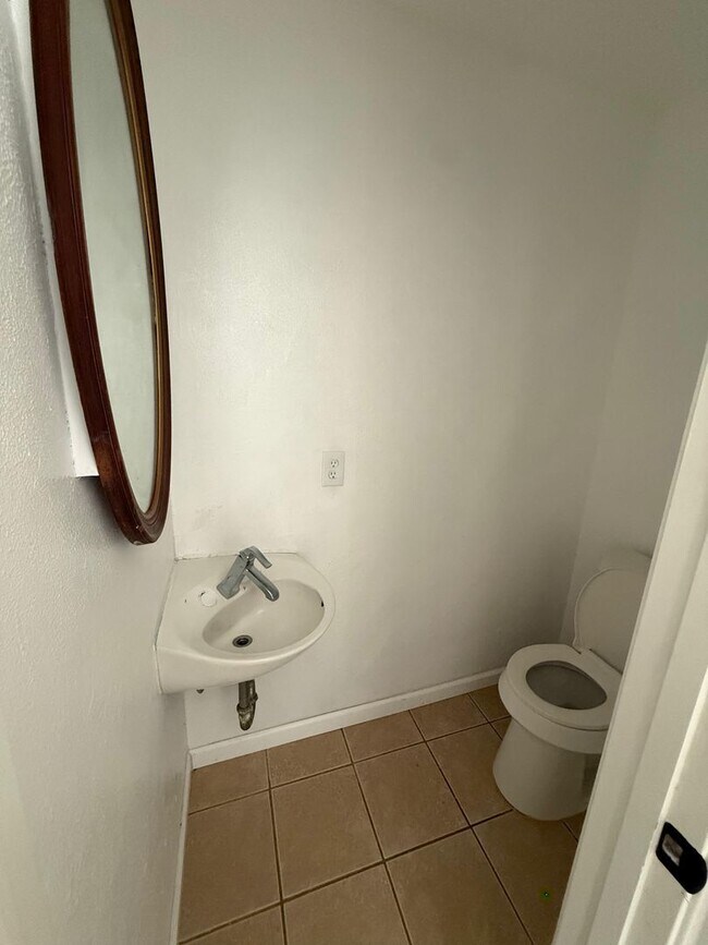 Building Photo - 6095 Fairmeadow Dr