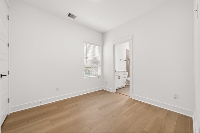 Building Photo - 328 Neyland St