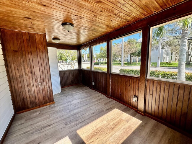 Building Photo - 11 SW 11th Ave