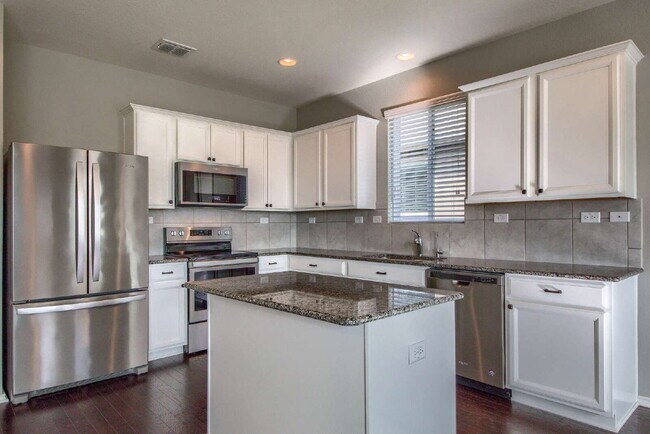 Building Photo - BEAUTIFUL HOME OFFERING 50% OFF 1ST MONTH'S RENT!!