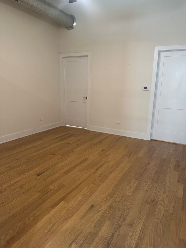 Building Photo - Beautiful 3 Bed 2 Bath Duplex unit in Heart of Lincoln Square