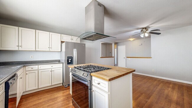 Building Photo - 8690 Lords Manor Way
