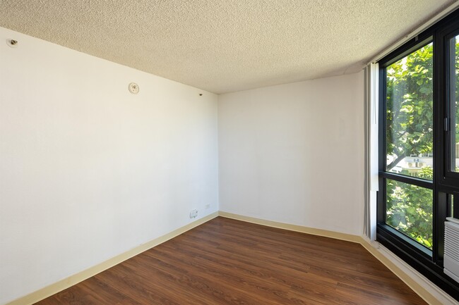 Building Photo - 134 Kapahulu Ave