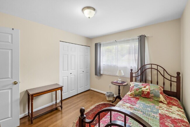 Building Photo - Gorgeous Central Single Family in Heart of Rockville