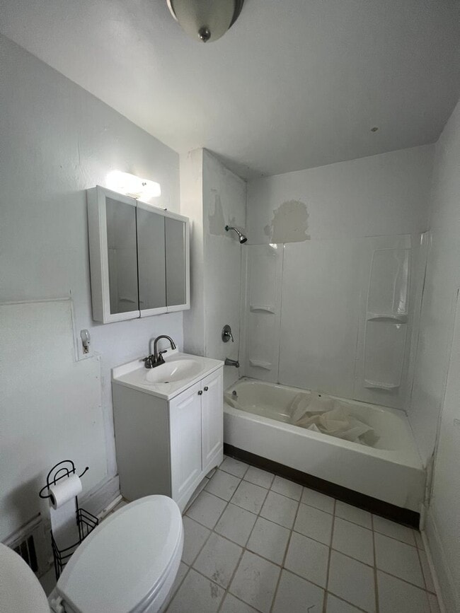 Building Photo - 2 bed 1 bath house $995