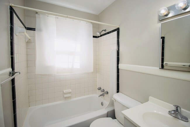 Building Photo - Charming 2-Bedroom Duplex in Rosewood – Av...
