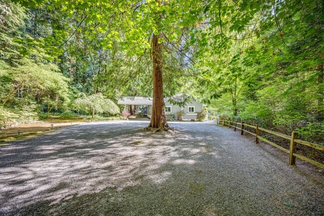 Building Photo - 4+ Bedroom Home - Surrounded by Nature, ne...