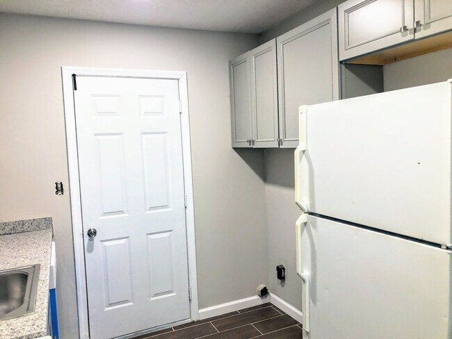 Building Photo - 2 bedroom 1 bathroom Duplex | Landscaping Included