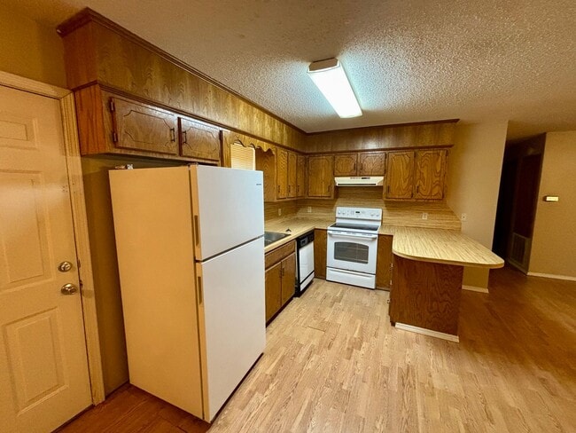 Building Photo - Introducing a charming 2-bedroom, 1-bathroom house in the desirable location of Russellville, AR.