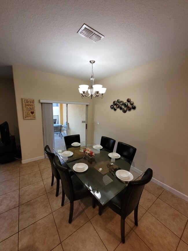 Building Photo - Fully Furnished 4 bed 3 bath with Pool in ...