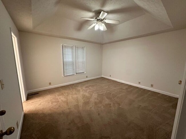 Building Photo - Spacious Townhouse in Woodlawn Area