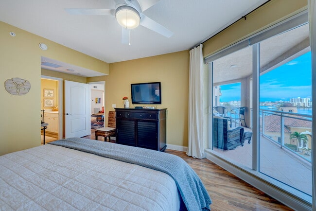 Building Photo - 521 Mandalay Ave