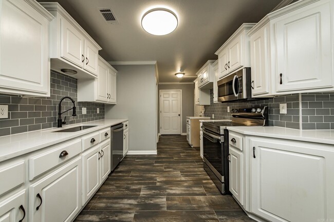 Building Photo - 31 Newcastle Dr