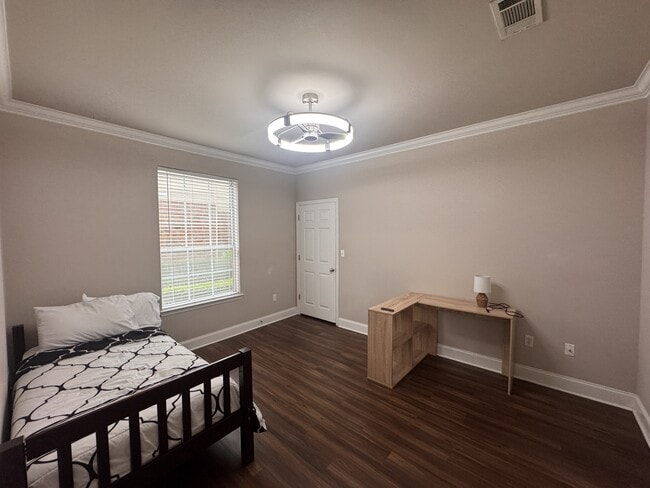 Building Photo - 900 Dean Lee Dr