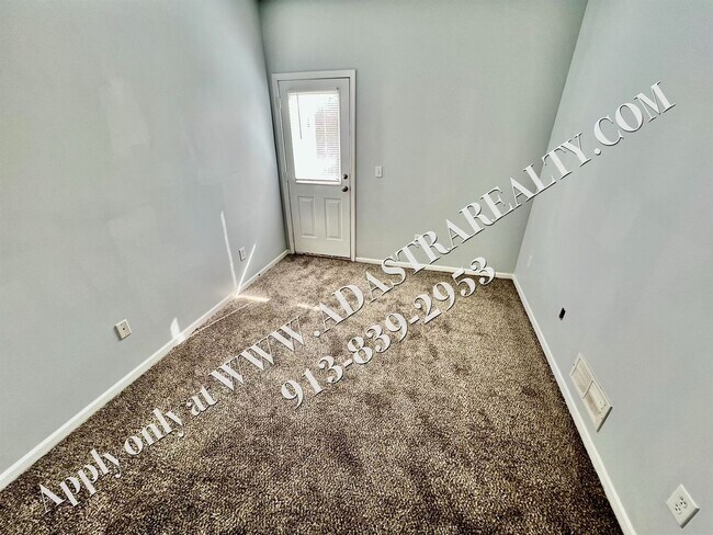 Building Photo - Beautiful Gardner Townhome-Available in MAY!!