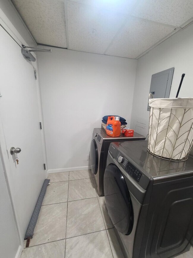 Building Photo - 17th St 6 Plex