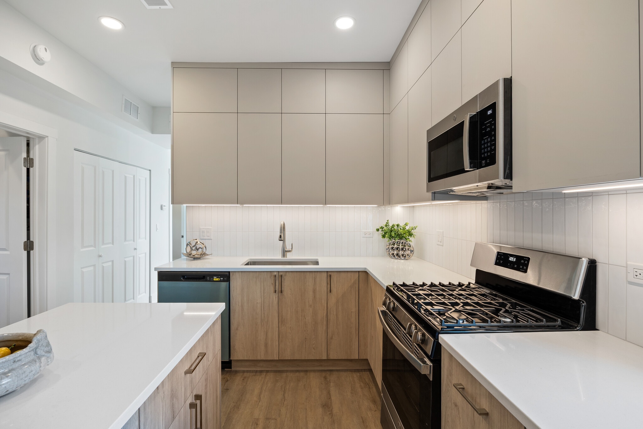 Building Photo - 2741 W Belmont Ave