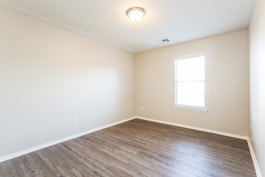 Building Photo - 1933 Creekridge Dr