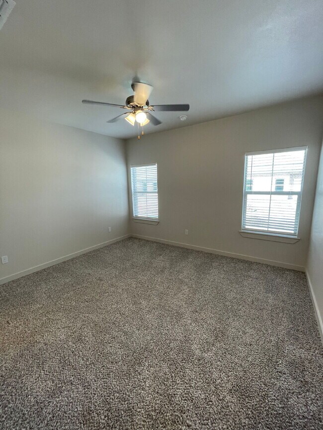 Building Photo - Beautiful Townhome Located South Of Town N...