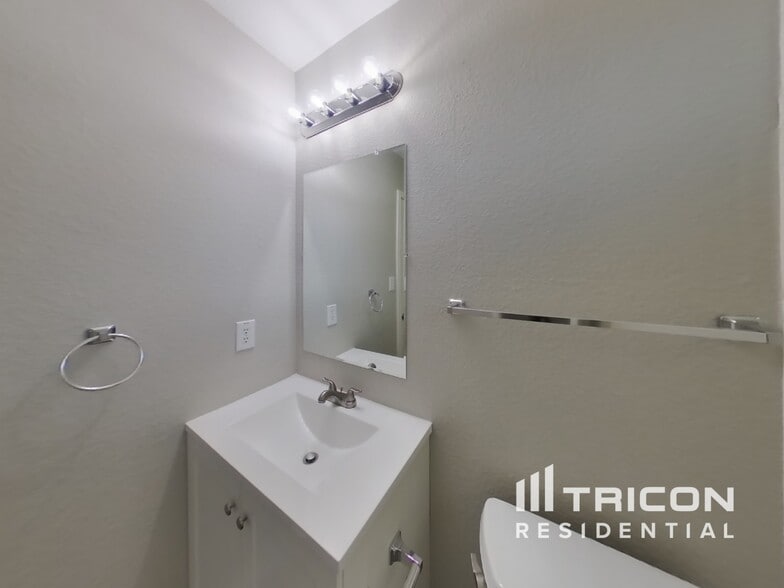 Building Photo - 1806 Marbach Woods