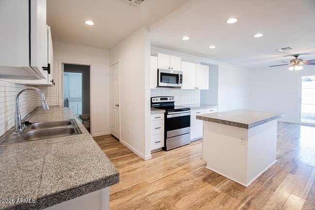 Building Photo - 318 N Palm St