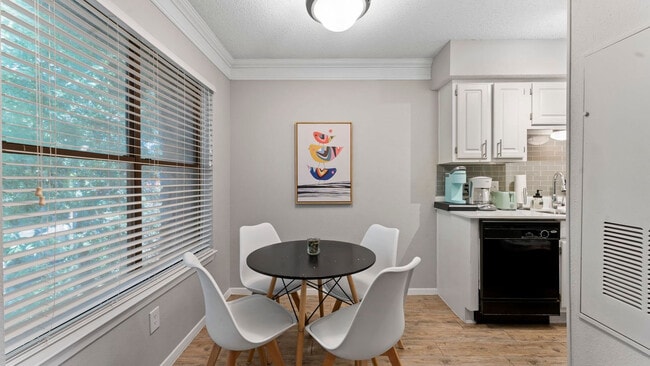 Building Photo - 813 W N Loop Blvd