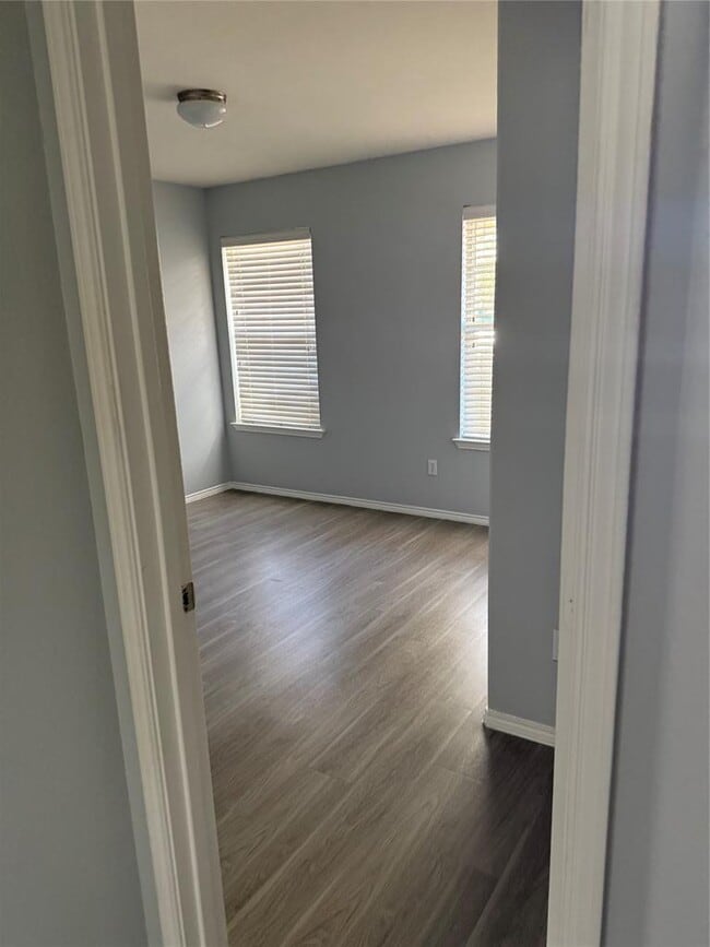 Building Photo - 214 Foxglove Dr