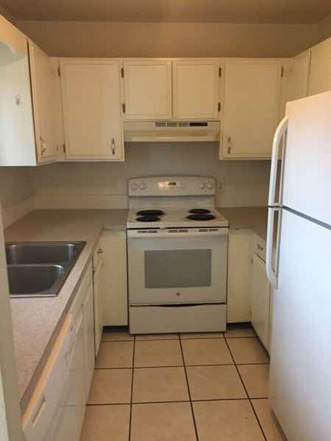 Building Photo - 1105-1107 Baker St Duplex