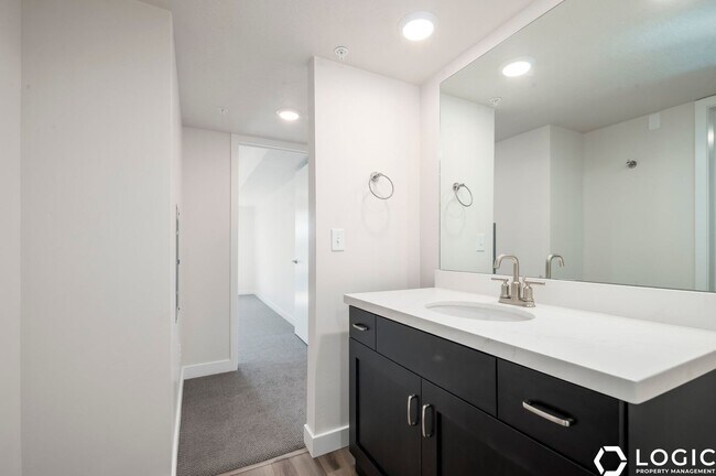 Building Photo - 1032 E 400 S
