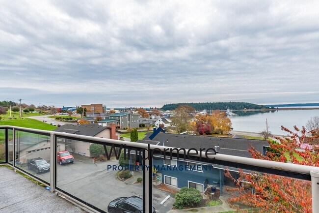 Building Photo - 3 bed 2 bath Condo with a View!