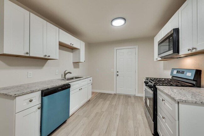 Building Photo - Charming Lease Opportunity in a Convenient Dallas Location!